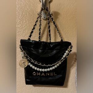CC Black leather Shoulder Bag with Gold Chain